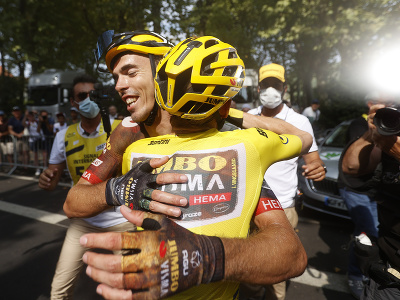 Christophe Laporte oslavuje víťazstvo v 19. etape Tour de France s Jonasom Vingegaardom