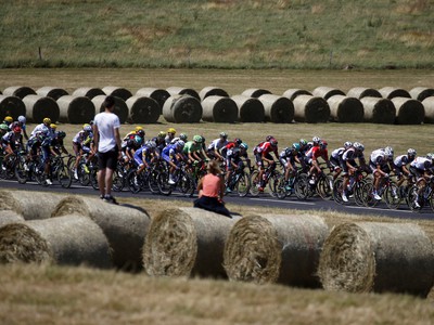 Pelotón počas 16. etapy cyklistických pretekov Tour de France