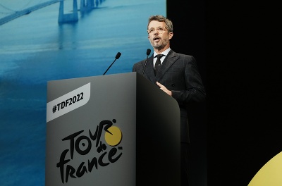 Na snímke dánsky korunný princ Frederik počas prezentácie nového ročníka prestížnych pretekov Tour de France 2022 v Paríži