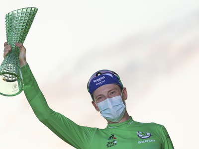 Ír Sam Bennett oslavuje na pódiu víťazstvo v súťaži o zelený dres najlepšieho šprintéra