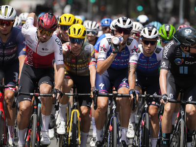 Cyklisti počas úvodu 5. etapy Tour de France