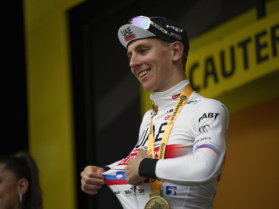 Tadej Pogačar oslavuje triumf v 6. etape Tour de France