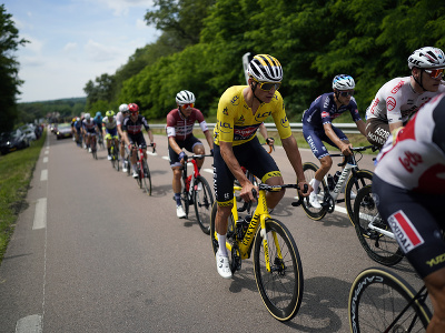 Holandský cyklista Mathieu Van Der Poel v žltom drese vedúceho pretekára