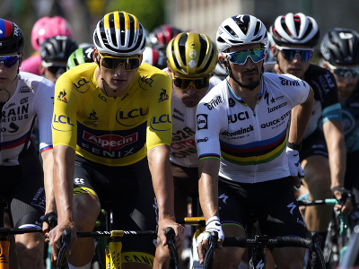 Holandský cyklista Mathieu Van Der Poel v žltom drese vedúceho pretekára v celkovom priebežnom poradí a francúzsky cyklista Julian Alaphilippe počas 7. etapy cyklistických pretekov Tour de France 