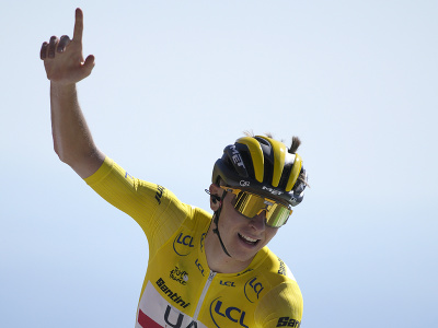 Dvojnásobný obhajca titulu Tadej Pogačar triumfoval v piatkovej 7. etape cyklistických pretekov Tour de France