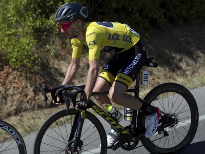 Britský cyklista Adam Yates v žltom drese vedúceho pretekára