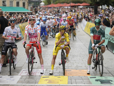 Zľava slovinský cyklista Tadej Pogačar v bielom drese najlepšieho pretekára do 25 rokov v priebežnom poradí, Američan Neilson Powless v bodkovanom drese najlepšieho vrchára, Brit Adam Yates v žltom drese vedúceho pretekára v celkovom poradí a Francúz Victor Lafay v zelenom drese vedúceho pretekára v bodovacej súťaži na štarte 4. etapy pretekov Tour de France