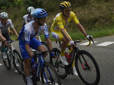 Adam Yates (UAE Team Emirates) v žltom drese vedúceho pretekára a jeho brat Simon Yates (Jayco) na trati 4. etapy pretekov Tour de France