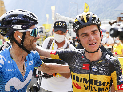 Americký cyklista Sepp Kuss  reaguje po jeho víťazstve 15. etapy  Tour de France. Vľavo mu gratuluje Španiel Alejandro Valverde.