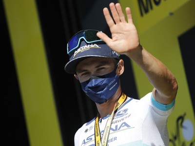 Kazašský cyklista Alexej Lucenko oslavuje na pódiu po jeho víťazstve 6. etapy cyklistických pretekov Tour de France