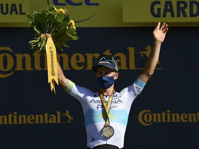 Kazašský cyklista Alexej Lucenko oslavuje na pódiu po jeho víťazstve 6. etapy cyklistických pretekov Tour de France