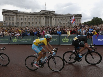 Vincenzo Nibali (v žltom) a Christopher Froome (vpravo) prechádzajú popri Buckinghamskom paláci