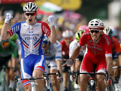 Na snímke francúzsky cyklista Arnaud Démare (vľavo) sa raduje z víťazstva v 18. etape TdF 