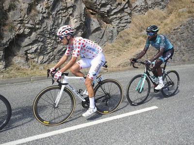 Francúzsky cyklista Benoit Cosnefroy v bodkovanom drese pre najlepšieho vrchára a Francúz Kevin Reza