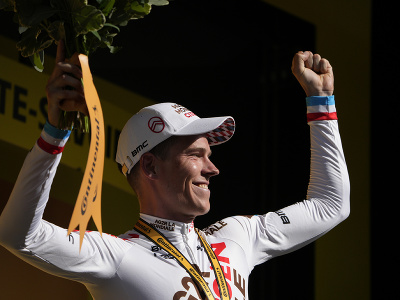 Cyklista Bob Jungels oslavuje víťazstvo v 9. etape Tour de France