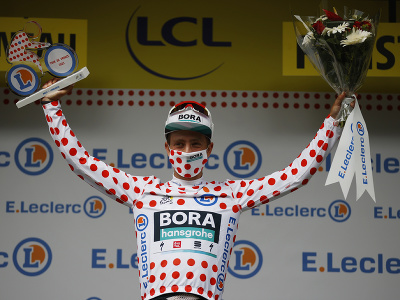 Na snímke holandský cyklista Ide Schelling sa teší na pódiu v bodkovanom drese pre najlepšieho vrchára
