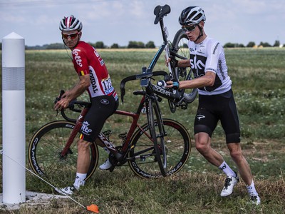  Britský cyklista Chris Froome (vpravo) si nesie bicykel po páde