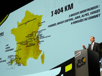  Na snímke vpravo riaditeľ pretekov Christian Prudhomme sa prihovára počas slávnostného predstavenia trate cyklistických pretekov Tour de France 2023