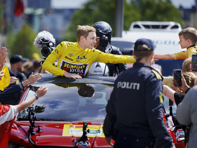 Dánskeho cyklistu Jonasa Vingegaarda po víťazstve na Tour de France vítali doma tisícky ľudí 