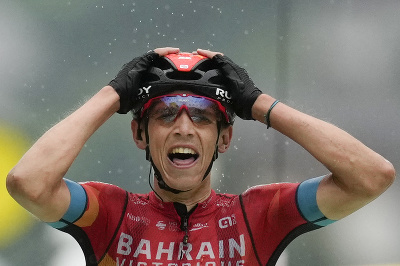 Belgický cyklista Dylan Teuns z tímu Bahrajn-Victorious sa teší po triumfe v ôsmej etape Tour de France