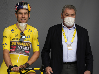 Na snímke belgický cyklista Wout van Aert v žltom drese vedúceho pretekára v priebežnom poradí pózuje s belgickou cyklistickou legendou Eddym Merckxom pred štartom 6. etapy cyklistických pretekov Tour de France