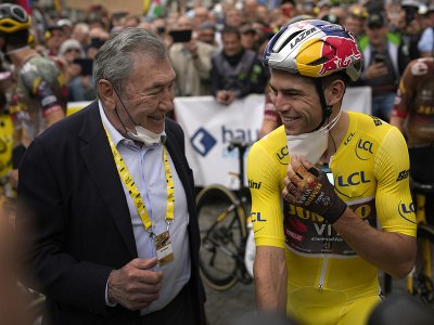 Na snímke belgický cyklista Wout van Aert v žltom drese vedúceho pretekára v priebežnom poradí pózuje s belgickou cyklistickou legendou Eddym Merckxom pred štartom 6. etapy cyklistických pretekov Tour de France