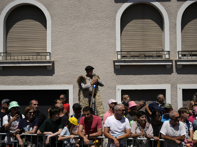 Na snímke fanúšikovia čakajú na štart 7. etapy cyklistických pretekov Tour de France