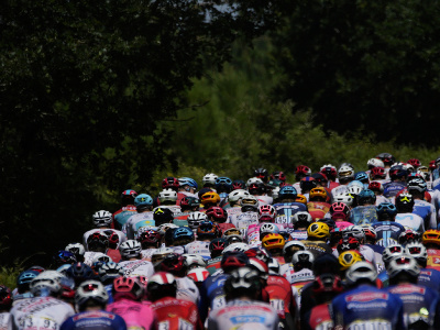 Cyklistický pelotón jazdí počas 7. etapy 110. ročníka cyklistických pretekov Tour de France