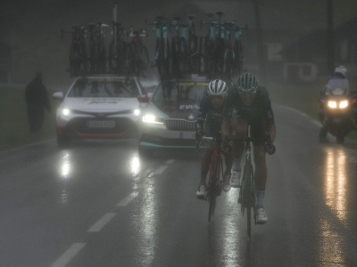 Cyklisti prechádzajú horským priesmykom Col du Pré za hmly a dažďa