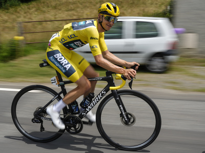 Austrálsky cyklista Jai Hindley v žltom drese