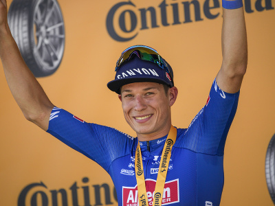 Belgický cyklista Jasper Philipsen z tímu Alpecin-Deceuninck sa teší na pódiu z víťazstva v tretej etape prestížnych cyklistických pretekov Tour de France 