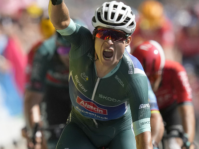 Belgický cyklista Jasper Philipsen oslavuje v cieli po jeho víťazstve 7. etapy 110. ročníka cyklistických pretekov Tour de France na trati Mont-de-Marsan - Bordeaux