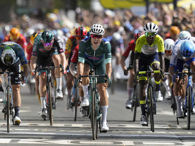 Belgický cyklista Jasper Philipsen (uprostred) šprintuje do cieľa k jeho víťazstvu 7. etapy 110. ročníka cyklistických pretekov Tour de France na trati Mont-de-Marsan - Bordeaux