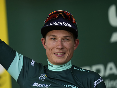 Belgický cyklista Jasper Philipsen oslavuje na pódiu po jeho víťazstve 7. etapy 110. ročníka cyklistických pretekov Tour de France na trati Mont-de-Marsan - Bordeaux