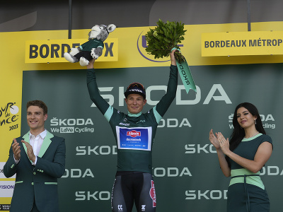 Belgický cyklista Jasper Philipsen oslavuje na pódiu po jeho víťazstve 7. etapy 110. ročníka cyklistických pretekov Tour de France na trati Mont-de-Marsan - Bordeaux