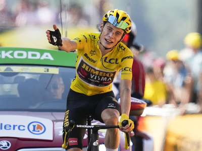 Líder Tour de France Jonas Vingegaard prichádza do cieľa 18. etapy na prvom mieste