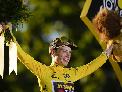 Víťaz Tour de France Jonas Vingegaard na pódiu v žltom drese