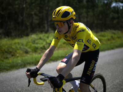 Dánsky cyklista Jonas Vingegaard v žltom drese vedúceho pretekára pedáluje počas 7. etapy 110. ročníka cyklistických pretekov Tour de France 