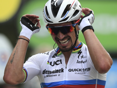 Na snímke francúzsky cyklista Julian Alaphilippe sa teší v cieli v prvej etape cyklistických pretekov Tour de France