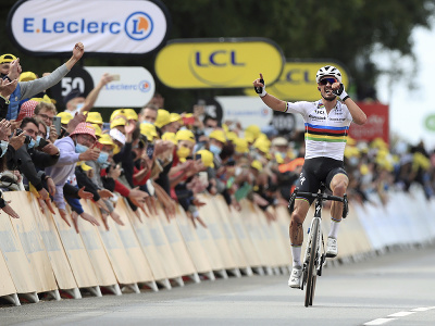 Na snímke francúzsky cyklista Julian Alaphilippe sa teší v cieli v prvej etape cyklistických pretekov Tour de France