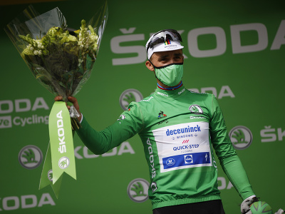 Na snímke francúzsky cyklista Julian Alaphilippe sa teší na pódiu v zelenom drese  vedúceho pretekára v bodovacej súťaži