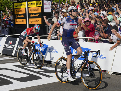 Dánsky cyklista Kasper Asgreen víťazí počas 18. etapy 110. ročníka cyklistických pretekov Tour de France