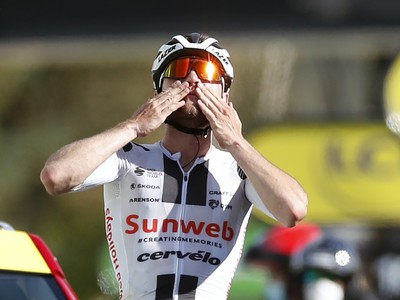 Švajčiarsky cyklista Marc Hirschi sa teší z víťazstva v 12. etape