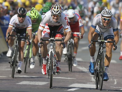 Vedúce trio: Marcel Kittel, Andre Greipel a Mark Cavendish pri finiši, v pozadí štvrtý Peter Sagan (v zelenom)