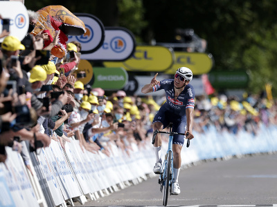 Holandský cyklista Mathieu van der Poel sa teší z víťazstva v 2. etape cyklistických pretekov Tour de France