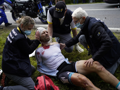 Na snímke francúzsky cyklista Cyril Lemoine počas ošetrenia po páde v prvej etape cyklistických pretekov Tour de France