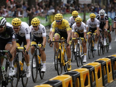 Chris Froome (v žltom) v balíku cyklistov 
