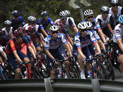 Pelotón cyklistov počas 1. etapy Tour de France
