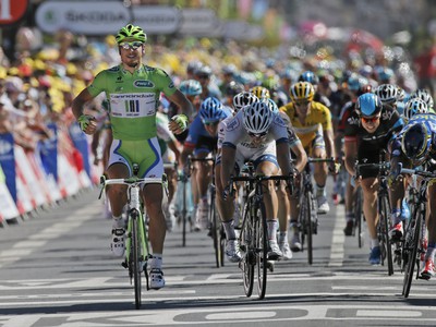 Peter Sagan prichádza do cieľa ako prvý