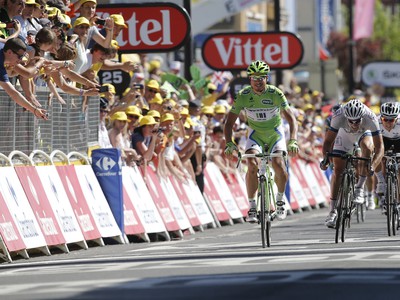 Peter Sagan prichádza do cieľa ako prvý